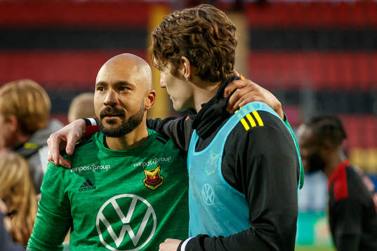 Östersunds målvakt Aly Keita kramas om av Östersunds