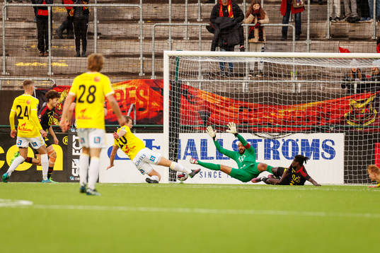 Östersunds målvakt Aly Keita  med en räddning