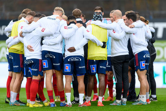 Östers spelare före fotbollsmatchen i kvalet till
