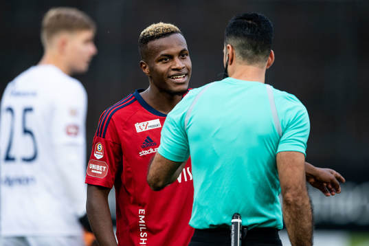 Östers Manasse Kusu i diskussion med Domare Mohammed