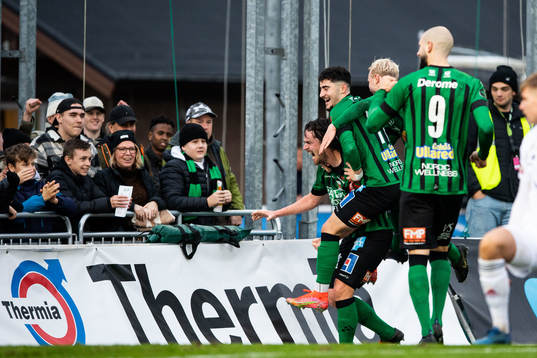 Varbergs Robin Tranberg jublar med lagkamrater