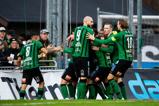 Varbergs Robin Tranberg jublar med lagkamrater