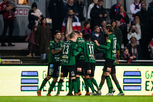 Varbergs Tobias Carlsson jublar med lagkamrater