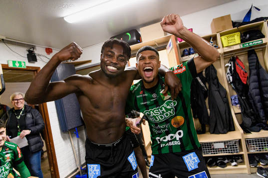 Varbergs Gideon Mensah och Luke Le Roux jublar