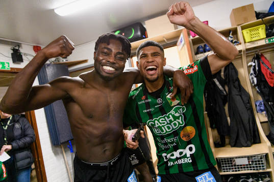 Varbergs Gideon Mensah och Luke Le Roux jublar