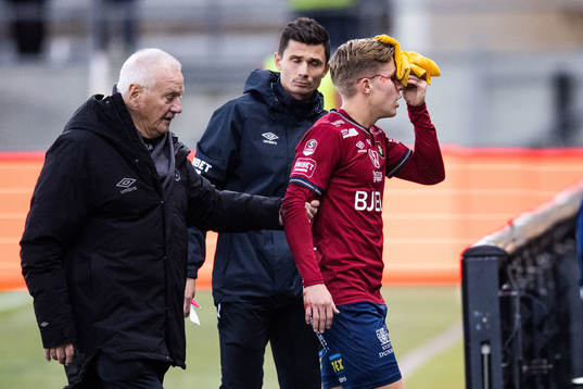Örgrytes Isak Dahlqvist har ont och leds av planen
