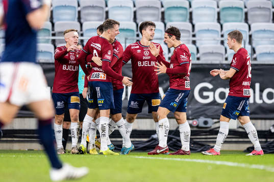 Örgrytes Viktor Lundberg jublar med lagkamrater