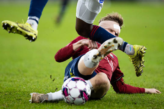 Örgrytes Isak Dahlqvist med en glidtackling