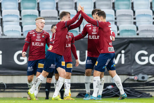 Örgrytes Viktor Lundberg jublar med lagkamrater