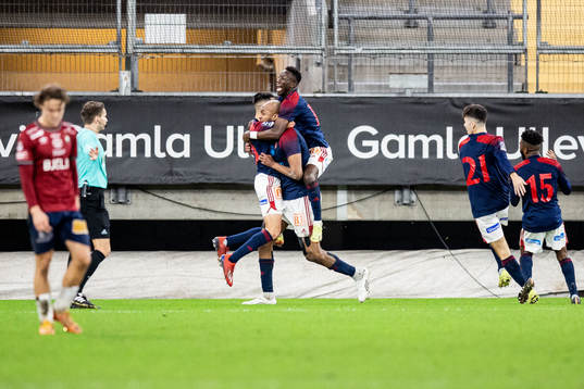 Sandvikens IFs Jabir Abdihakim Ali jublar med lagkamrater