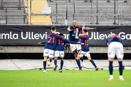 Sandvikens IFs Jabir Abdihakim Ali jublar med lagkamrater