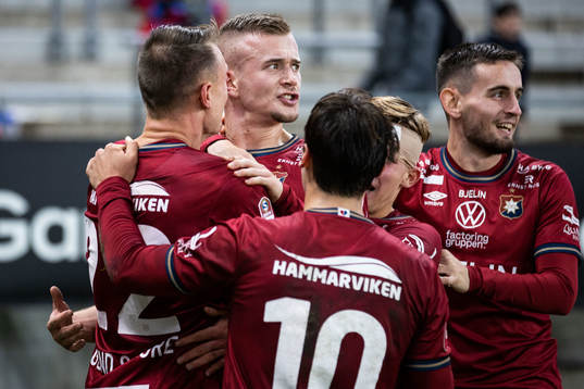 Örgrytes Alexander Ahl Holmström jublar med lagkamrater
