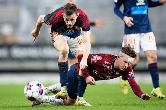 Sandvikens IFs Daniel Söderberg och Örgrytes Isak