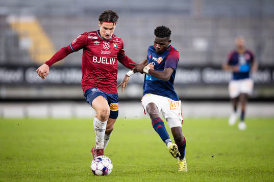 Örgrytes Kevin Ackermann och Sandvikens IFs Mamadou Kouyate