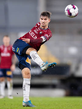 Örgrytes Daniel Paulson skjuter ett skott