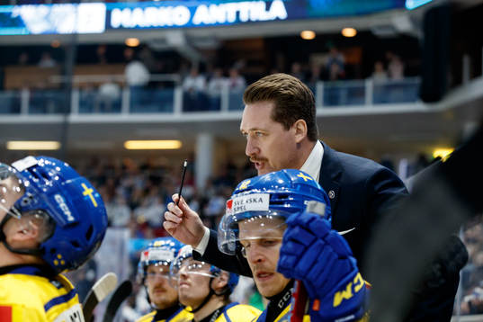Head Coach Sam Hallam of Sweden