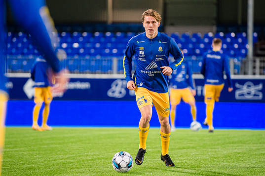 Mikael Birk Giæver Ugland of Jerv warms up