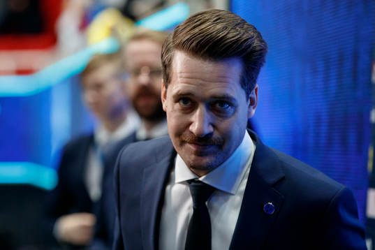 Head Coach Sam Hallam of Sweden
