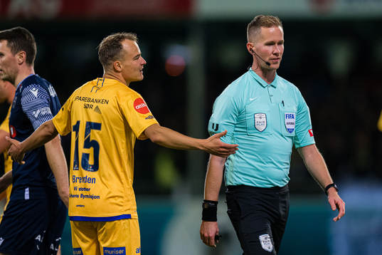 Erik Næsbak Brenden of Jerv and Kristoffer Hagenes, referee