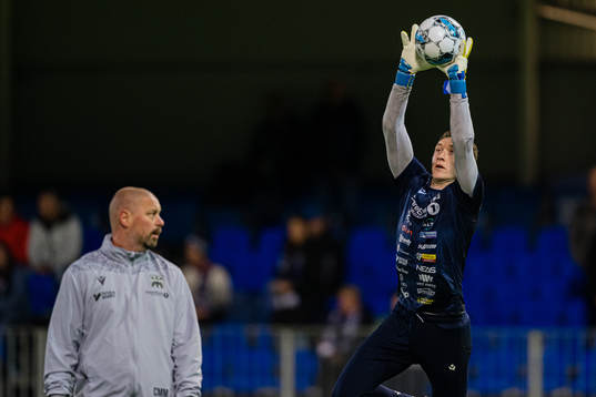 Sean Mcdermott of Kristiansund warms up
