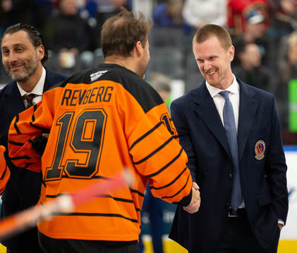 Mikael Renberg shakes hands with Henrik Sedin