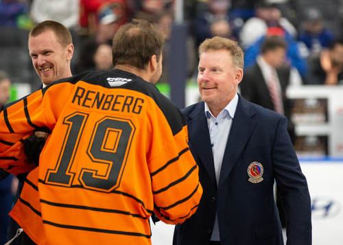 Mikael Renberg shakes hands with Daniel Alfredsson