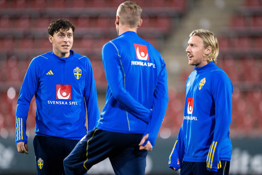 Viktor Nilsson Lindelöv and Emil Forsberg of the Swedish