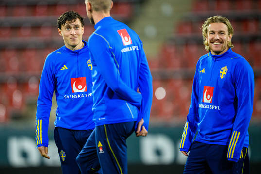 Victor Nilsson Lindelöf and Emil Forsberg of the Swedish
