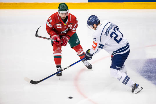 Anthony Greco of Frölunda and Sandro Schönberger