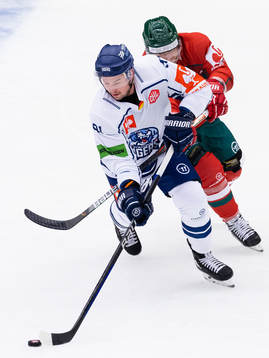 Jason Akeson of Straubing Tigers and Ryan Lasch of Frölunda