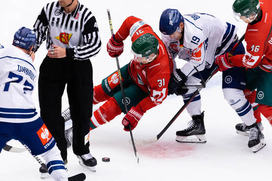 Nicklas Lasu of Frölunda and Tim Brunnhuber of Straubing