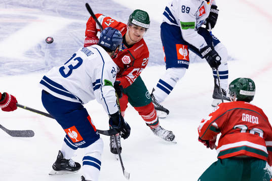 Jere Innala of Frölunda and Brandon Manning of Straubing