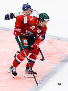 JC Lipon of Straubing Tigers and Andreas Borgman of