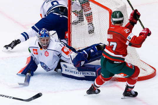 Goalkeeper Manuel Florian of Straubing Tigers with a save