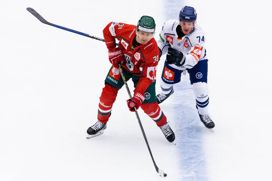 Nicklas Lasu of Frölunda and Travis St. Denis of Straubing