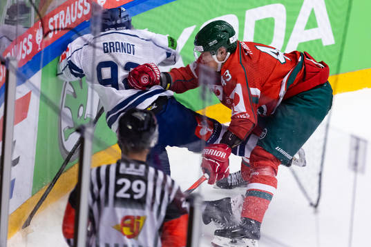 Marcel Brandt of Straubing Tigers and Tom Nilsson of