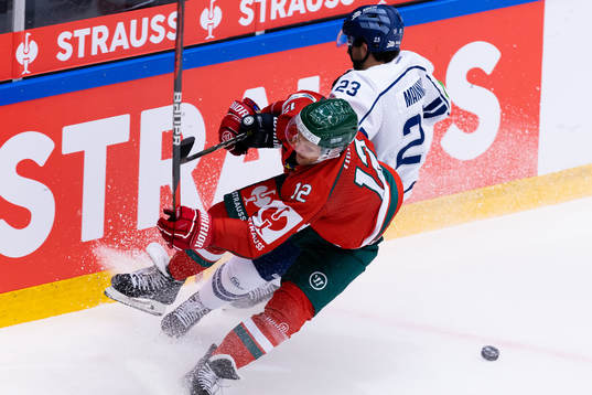 Max Friberg of Frölunda and Brandon Manning of Straubing