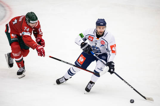 Andreas Borgman of Frölunda and Taylor Leier Straubing