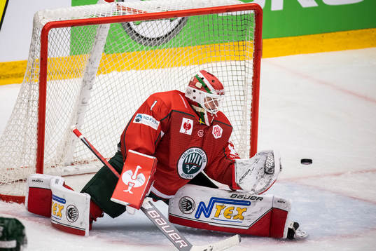 goalkeeper Lars Johansson of Frölunda