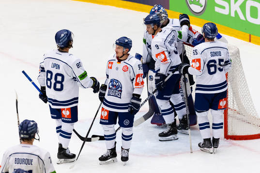 Players of Straubing Tigers look dejected