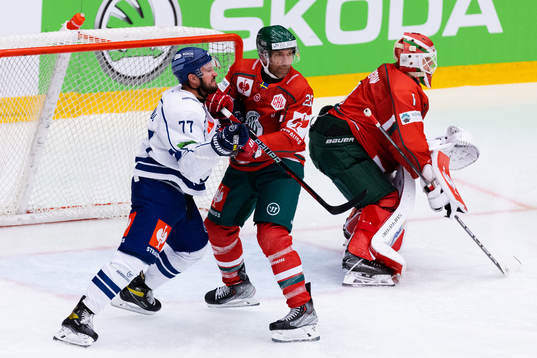 Travis Turnbull of Straubing Tigers and Joel Lundqvist of