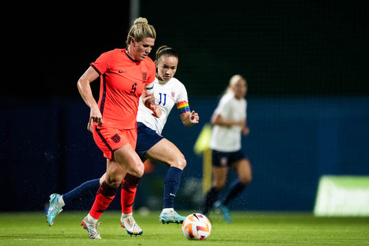 Millie Bright of England and Guro Reiten of Norway