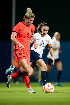 Millie Bright of England and Guro Reiten of Norway