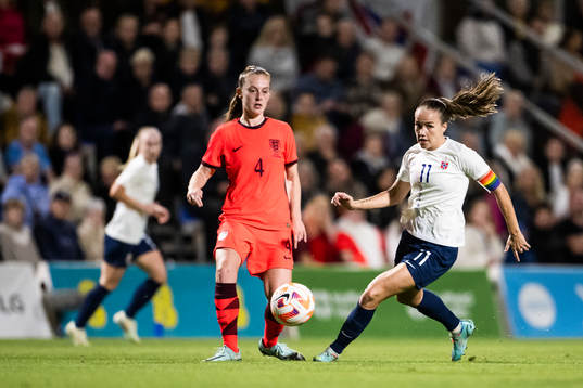 Keira Walsh of England and Guro Reiten of Norway