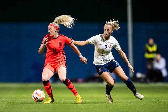 Chloe Kelly of England and Anja Sønstevold of Norway