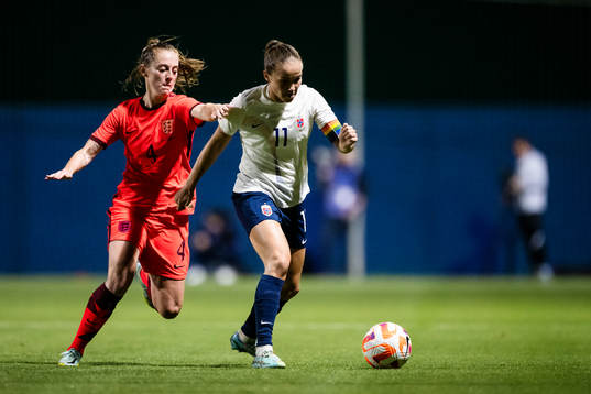 Keira Walsh of England and Guro Reiten of Norway