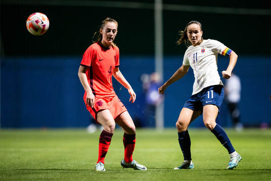 Keira Walsh of England and Guro Reiten of Norway