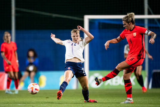 Sophie Roman Haug of Norway and Millie Bright of England