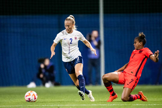 Anja Sønstevold of Norway and Nikita Parris of England