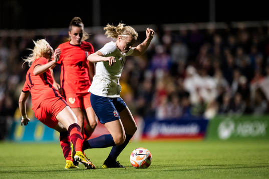 Chloe Kelly of England and Julie Blakstad of Norway